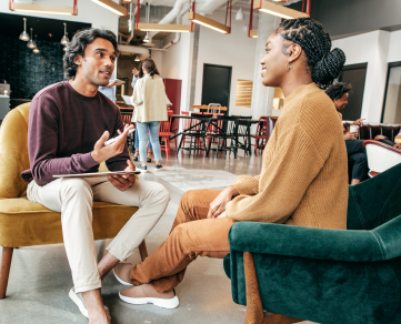 Personnes discutant de l'emploi en Afrique