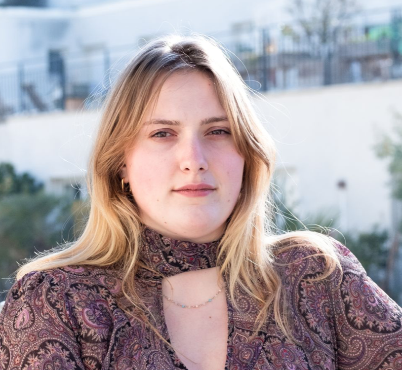 Jeune femme qui a trouvé un emploi grâce à une plateforme de recrutement