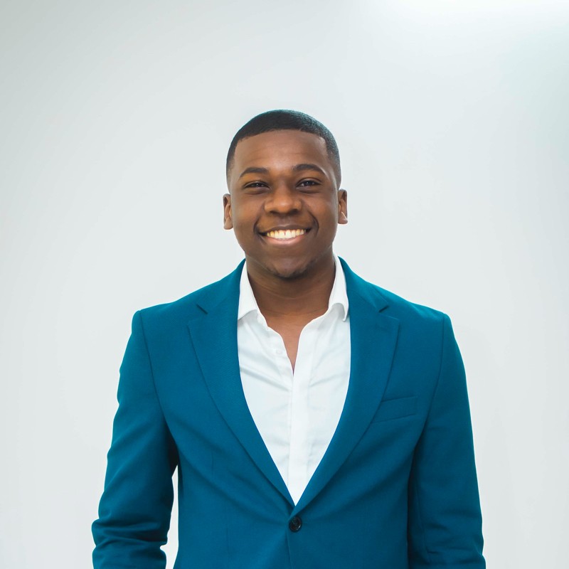 Homme qui vient de trouver un emploi grâce à une plateforme de recrutement